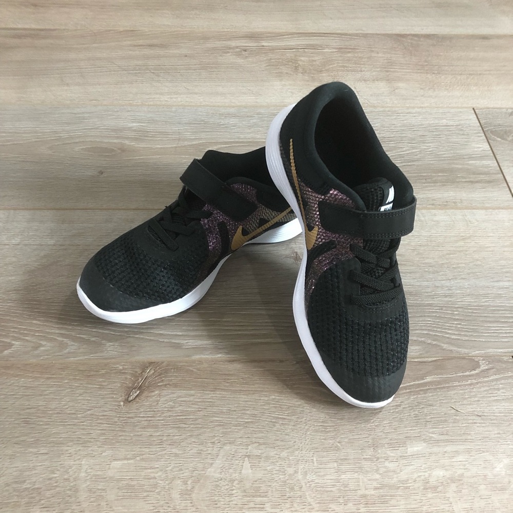 Girls Nike Revolution 4
